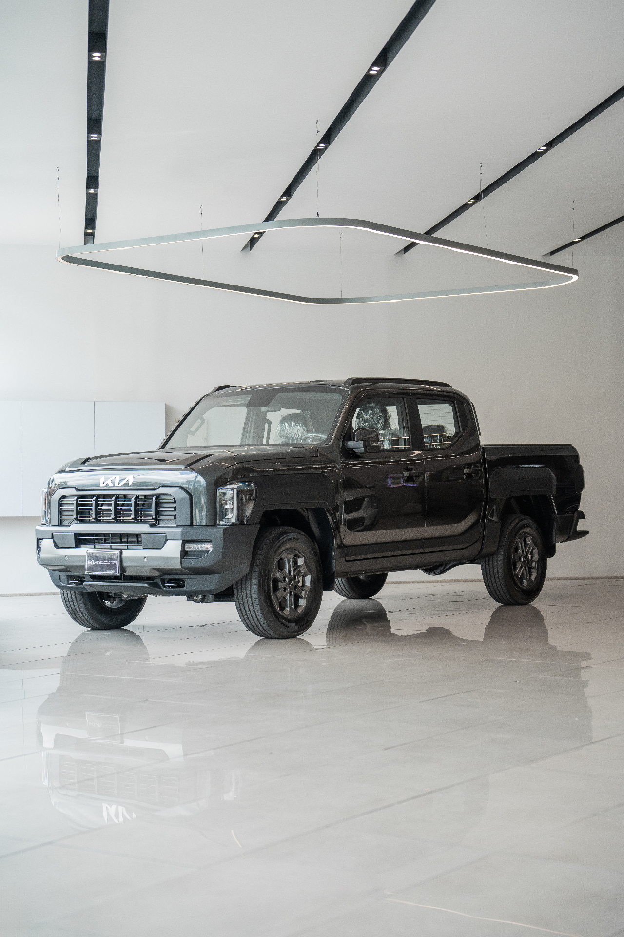 Pickup Kia negra exhibida en el showroom de Kia Caracas