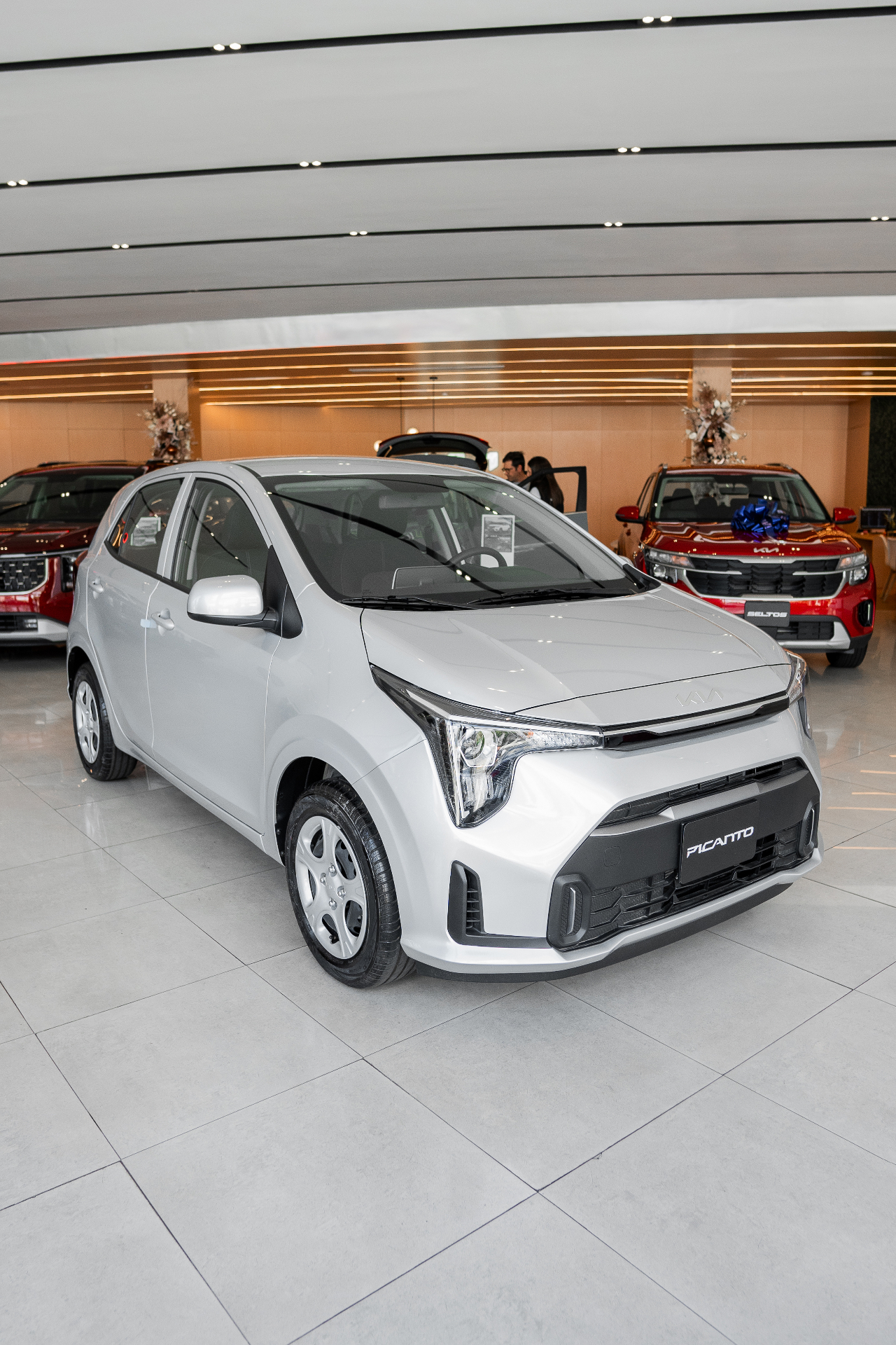 Kia Picanto blanca en exhibición dentro del showroom